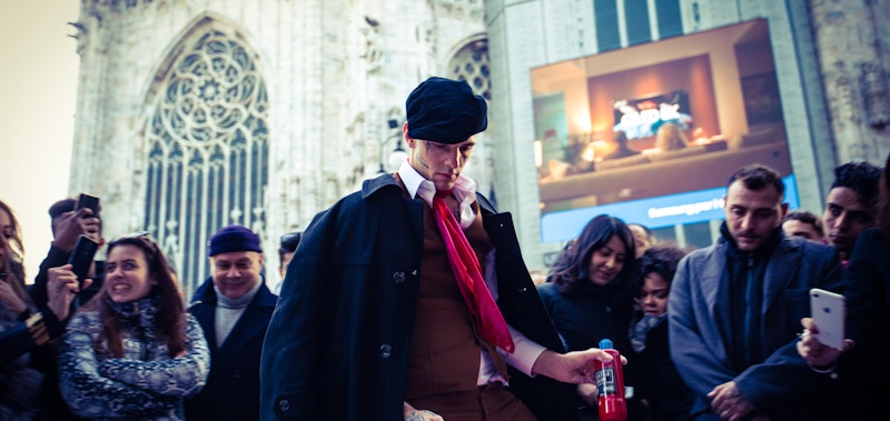 ACHILLE LAURO APPARSO A SOPRESA COME ARTISTA DI STRADA IN PIAZZA DUOMO